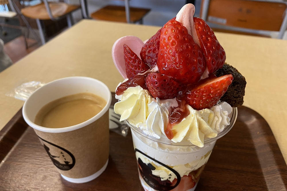  いちごパフェは1,000円（税込み）、ホットコーヒーは320円（税込み） 