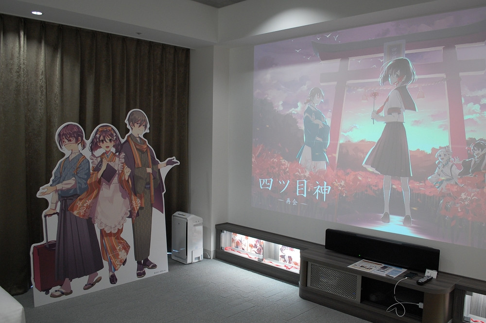  コラボルームのためにオリジナルで製作されたイラストのスタンディが出迎えてくれる。©2021 SEEC Inc. 