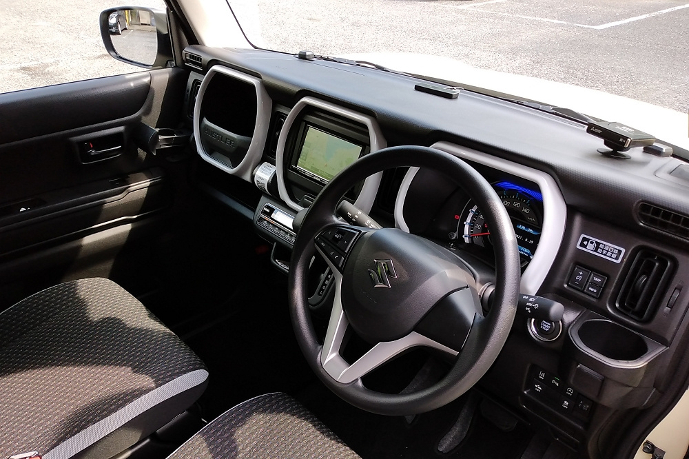 最適な場所にレバーやスイッチが施された運転席周り。運転すればするほど、長く軽自動車に関わってきたメーカーのノウハウに感心させられる