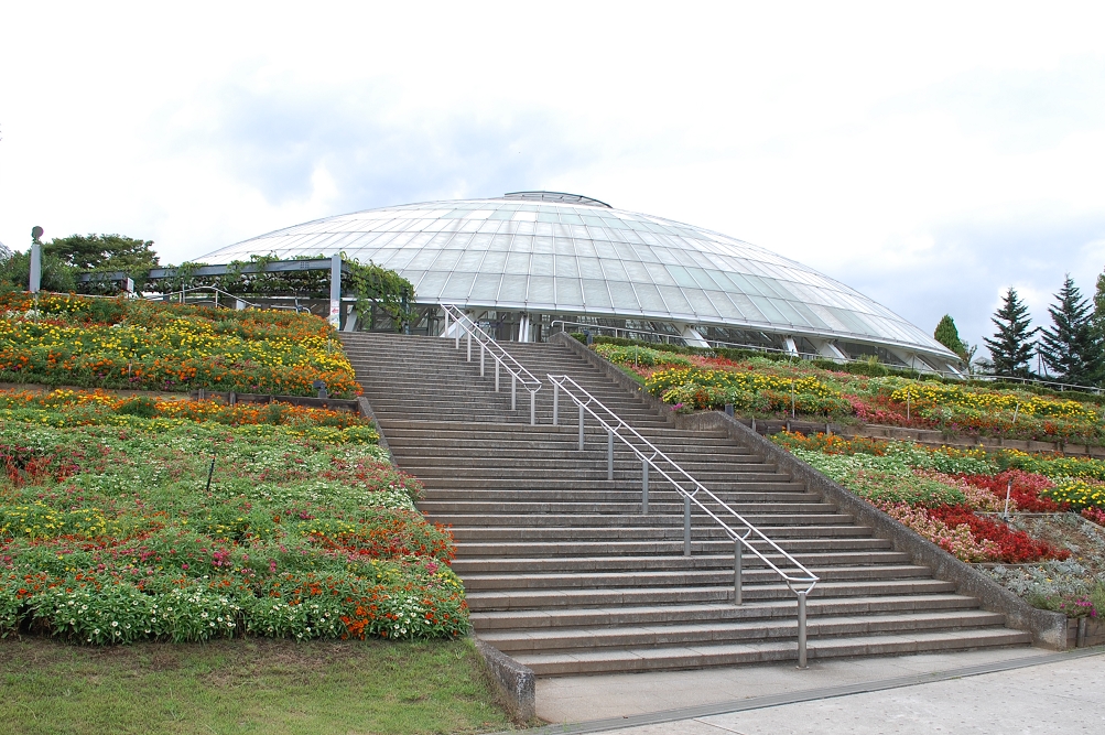 フルーツだけでなく様々な草花や木々も植えられており、入場者の目を楽しませてくれる