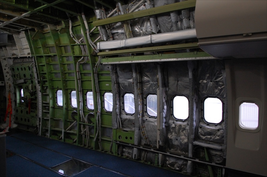 なかなかお目にかかれない航空機の壁面内部の構造