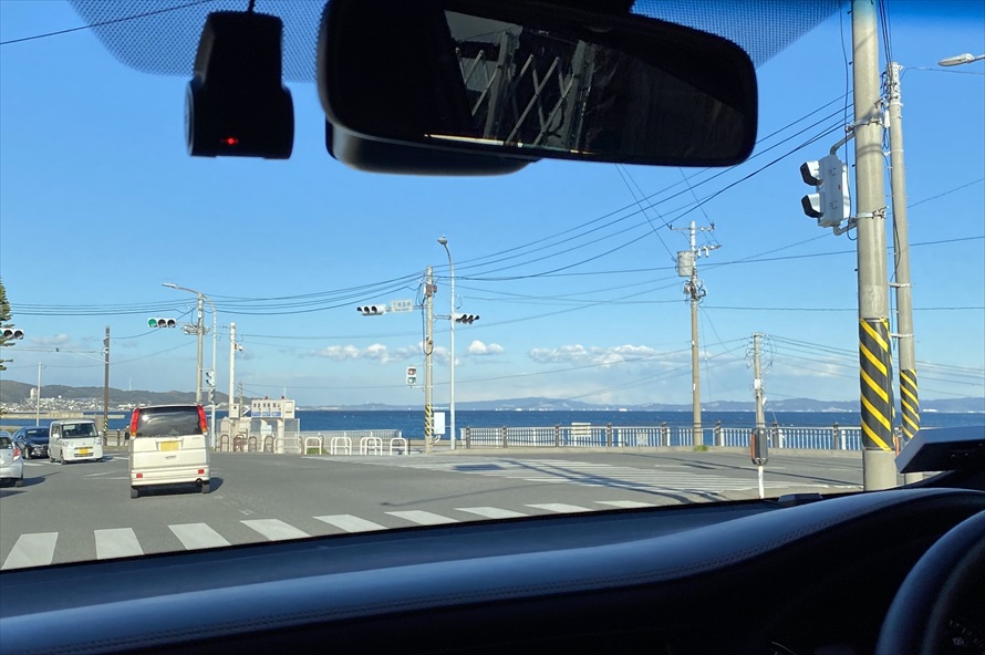 東京湾をはさみ、遠くに千葉県の内房を望みながらのドライブ