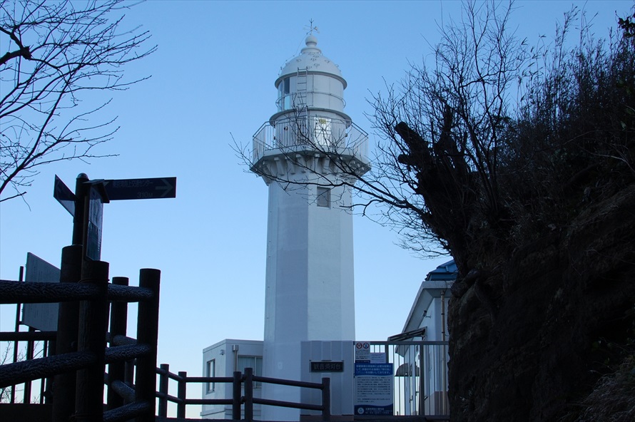 灯台は「観音崎公園」内にあり、内部を見学することができる(入館料200円)。管理は海上保安庁が行っている