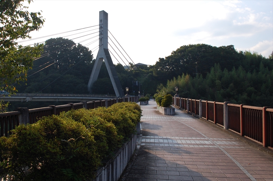 聖地としてもっとも知名度がある「旧秩父橋」。橋から降りる階段もキービジュアルに使用されている