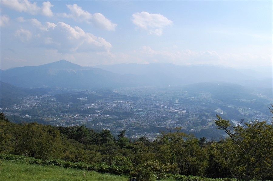 夜間の「美の山公園」は暗いので、訪れるなら懐中電灯は必須