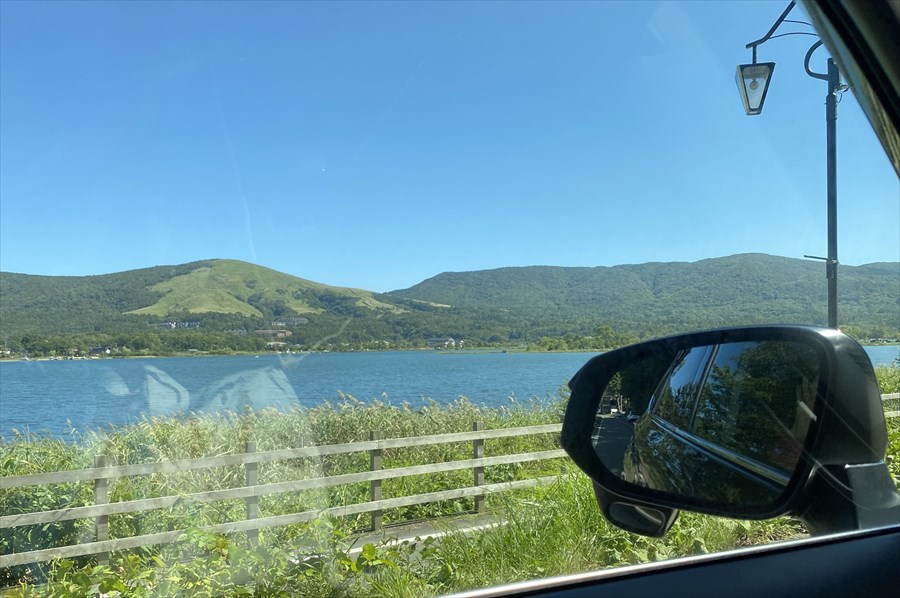  移動中の空は快晴！　山中湖も青く輝き「今度こそ美しい富士山の写真が撮れる」との期待が高まる 