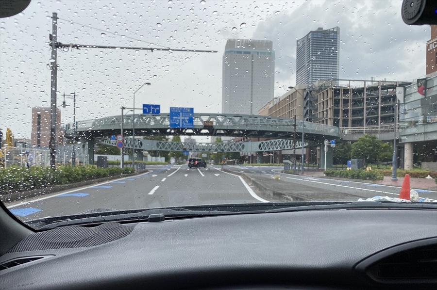 お昼頃を過ぎて、天気は雨模様に。三井アウトレットパーク横浜ベイサイドは屋内施設なので、気候を気にせず楽しめる