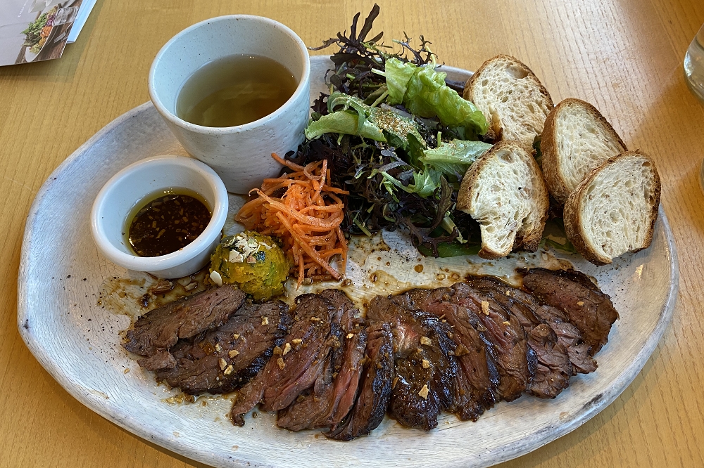 NYスタイルステーキプレートの料金は1,969円(税込)。写真はライスをチョイスしたプレート