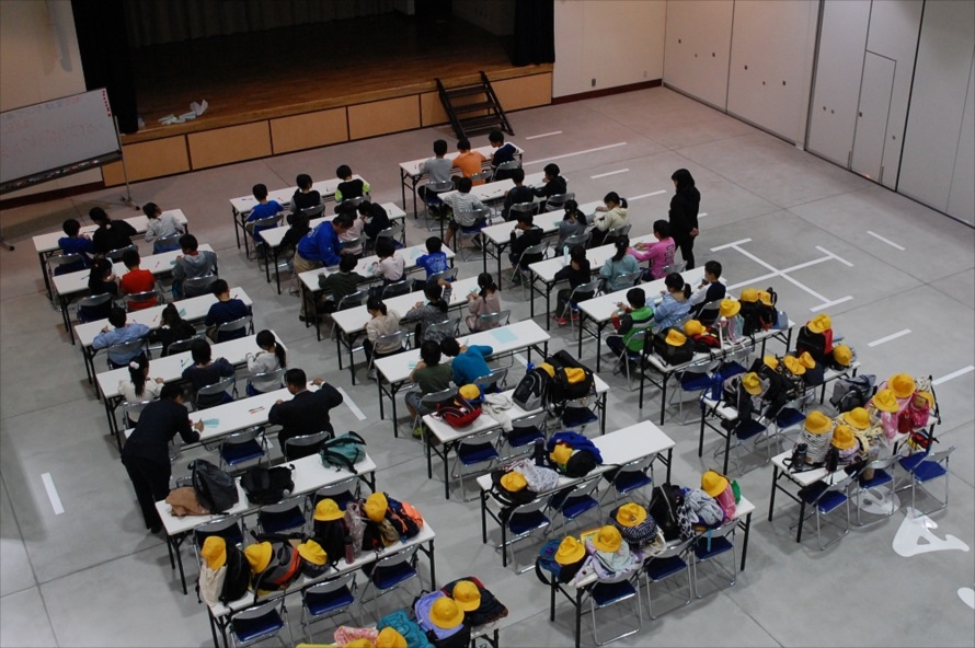 紙飛行機を折る子どもたちは真剣そのもの