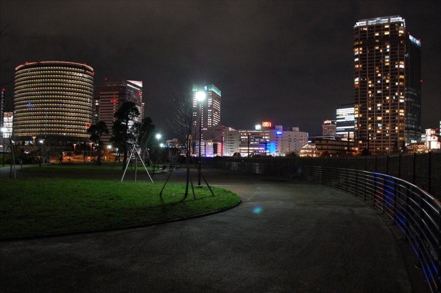 手前に公園が写ることで、同じ繁華街でも異なった雰囲気となる 
