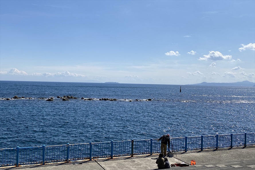 中程に見える島が初島。穏やかで、のんびりとした時間が過ぎる