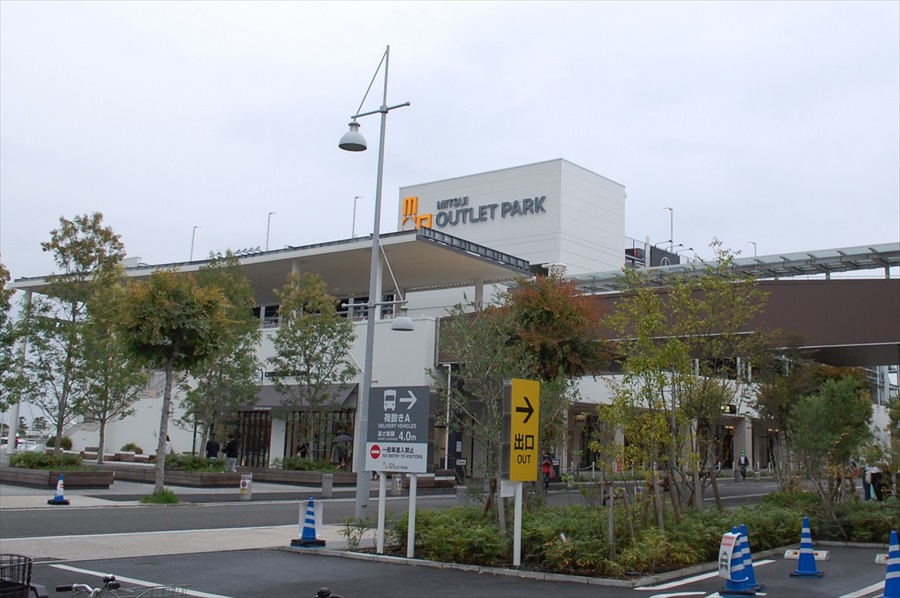 都心から直接、三井アウトレットパーク横浜ベイサイドに向かう場合は、首都湾岸線を利用する。最寄りの出口は「杉田インターチェンジ」で70分ほどの道のり