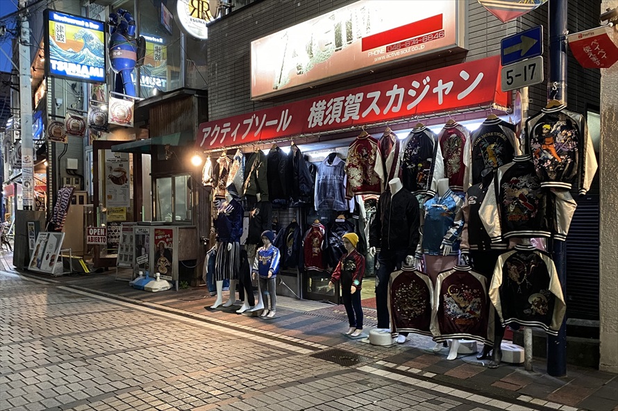 サテン地にワシや龍、トラといったオリエンタルな刺繍絵柄を施したスカジャンは、横須賀を象徴するファッション