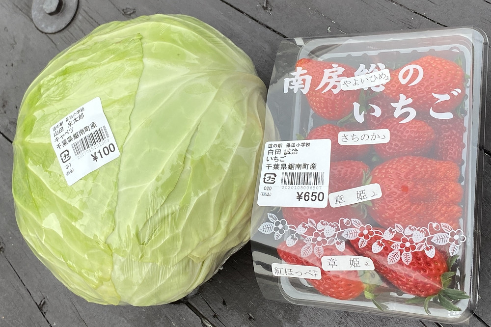  地産のいちごは650円（税込み）、キャベツは100円（税込み）。キャベツは特大玉 