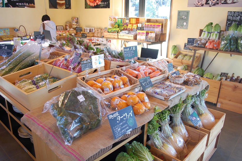 農産物は新鮮で立派なものばかり。価格もお手頃のため、人気の野菜は飛ぶように売れていた