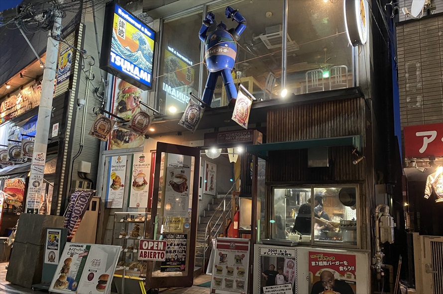 どぶ板通り商店街は昼と夜で、まったく異なった顔を見せる