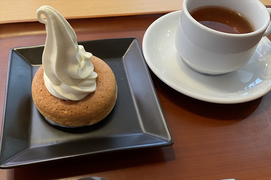 ソフトドーナツは湘南ゴールド味とチョコ味が選べる。豆乳のやさしい味が口の中に広がる