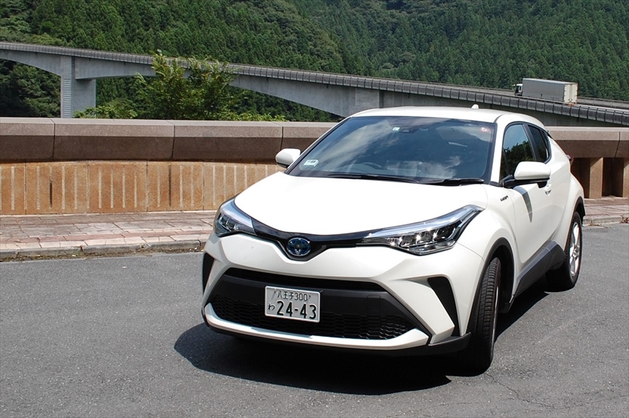 マイナーチェンジによりフロントまわりのデザインが変わった「C-HR HYBRID」