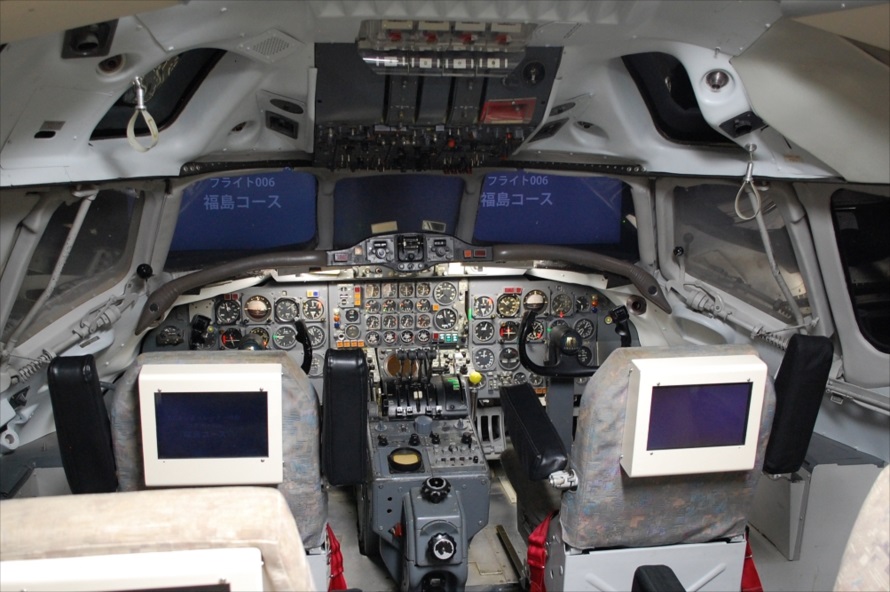 東棟1階にも「DC-8」のシミュレーターがあり、フライトの体験搭乗ができる。エントランスの受付カウンターで申し込み、1フライトの料金は100円で最大14席