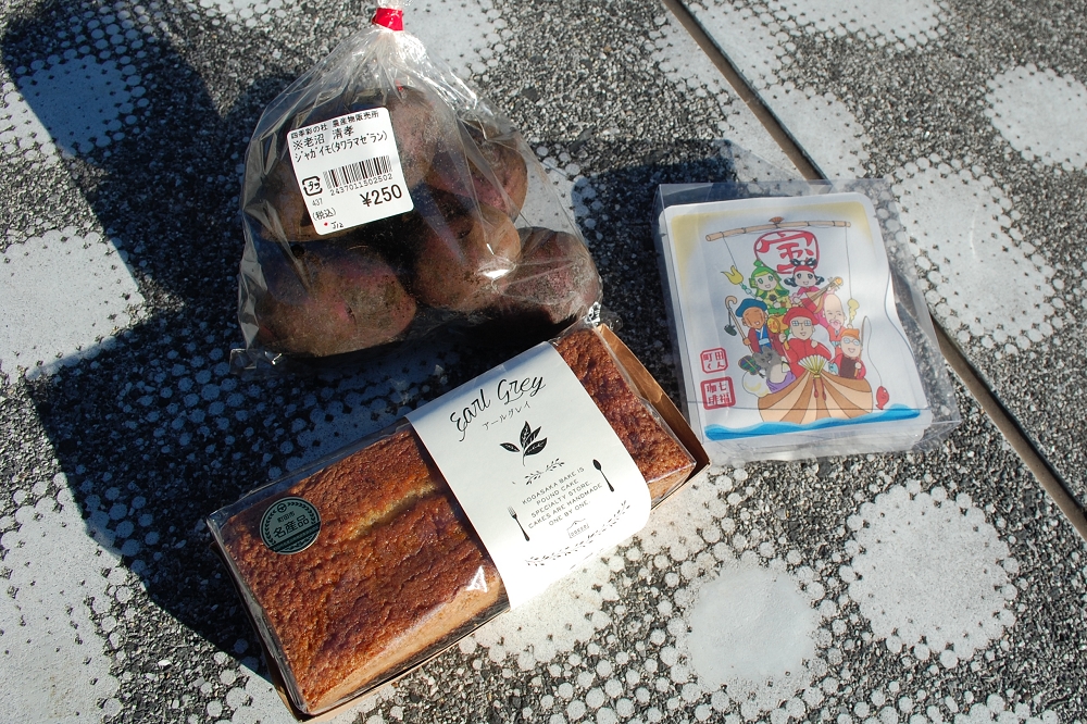 ジャガイモの料金は250円(税込)。アールグレイパウンドケーキは1,180円(税込)。町田くん七福神コーヒードリップバックは500円(税込)