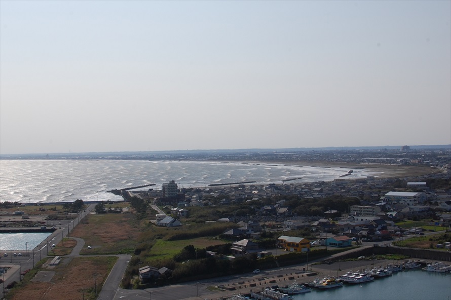 弓なりに曲線を描きながら、いすみ市の太東岬まで続く九十九里浜 