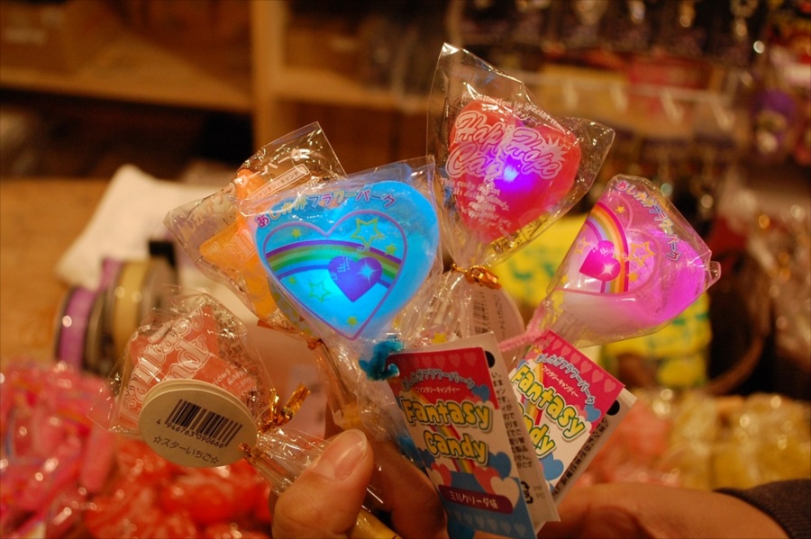  お子さんに人気の「光る!!ファンタジーキャンディ」。イルミネーション限定の商品 