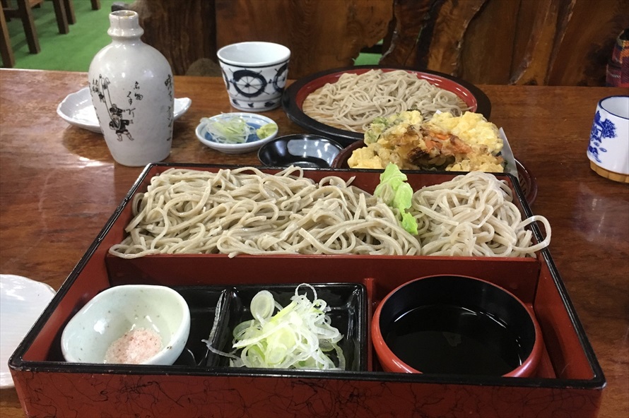 十割そばには食べ比べ用の二・八そばもついてくる。野菜天の盛り合わせは、ナスとサツマイモ、春菊、舞茸、きんぴらのかき揚げ 