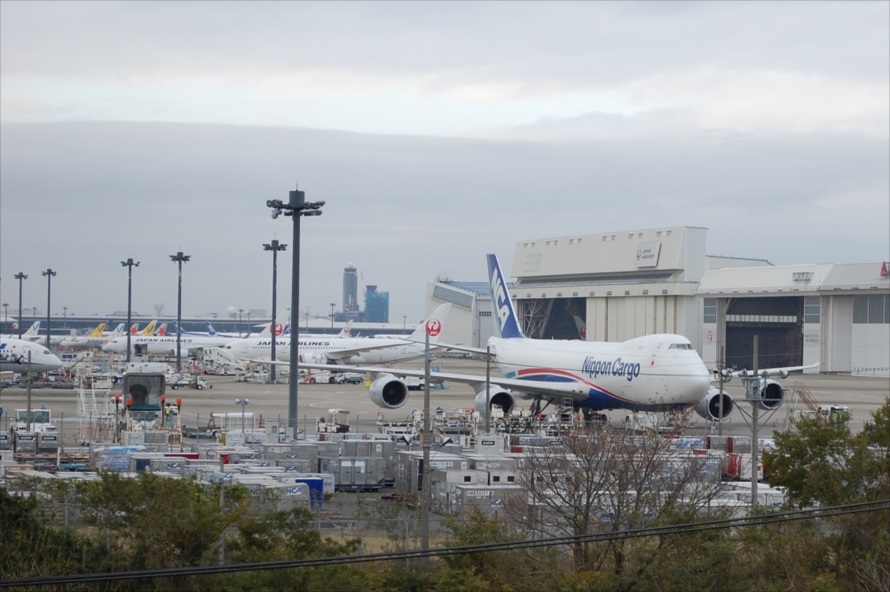 展望台はの整備地区に面しており、駐機している様々な機体を眺めることができる