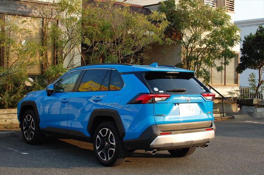 青いRAV4はどんな景色にも溶け込みとても絵になる 