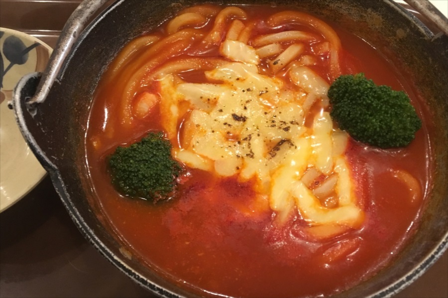  お食事処「あじさい」の「焼チーズトマトうどん（830円）」。魚介の出汁がとても美味しく、うどんとの相性もバッチリだった 