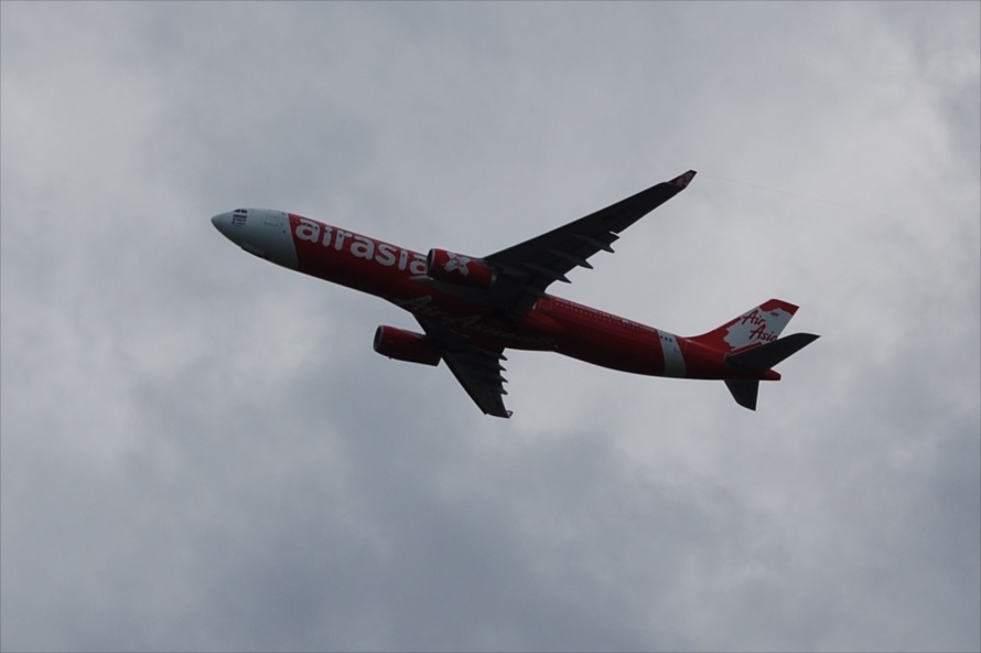 人員や貨物を満載した航空機は滑走路をギリギリまで使用するため、離陸直後は展望台との距離が近い