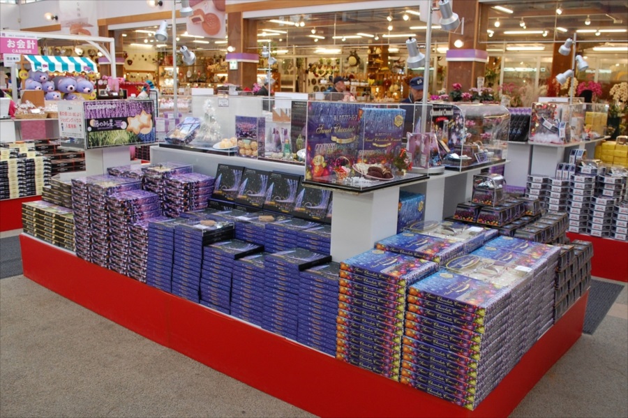  売場には定番からイルミネーション限定まで、色とりどりのお土産が用意されている 