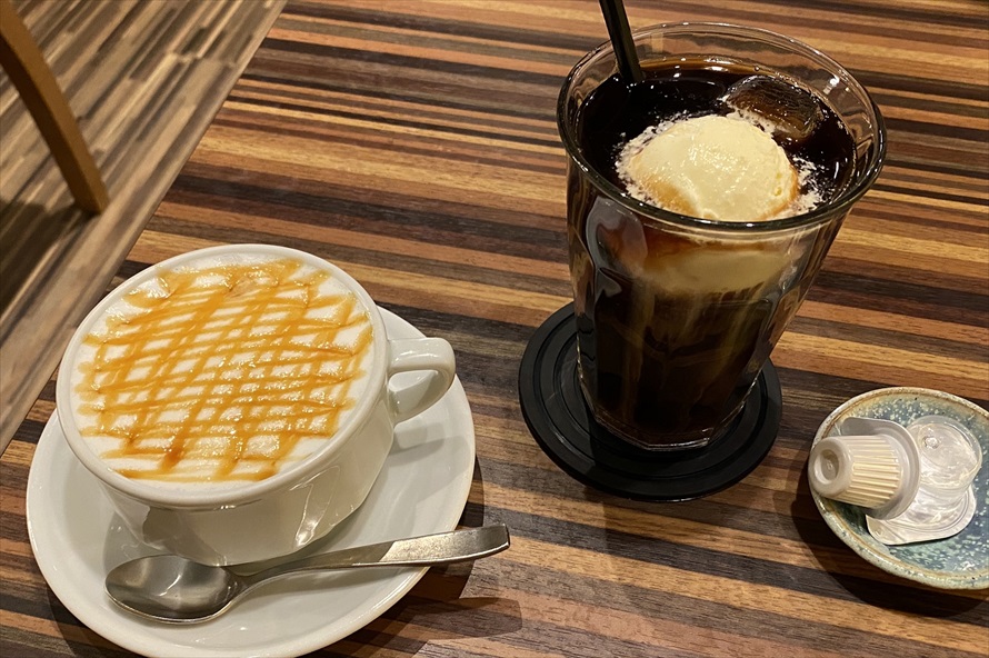 キャラメルマキアート（左）とアイスコーヒー（右）。帰り道のエネルギーと活力を補充 