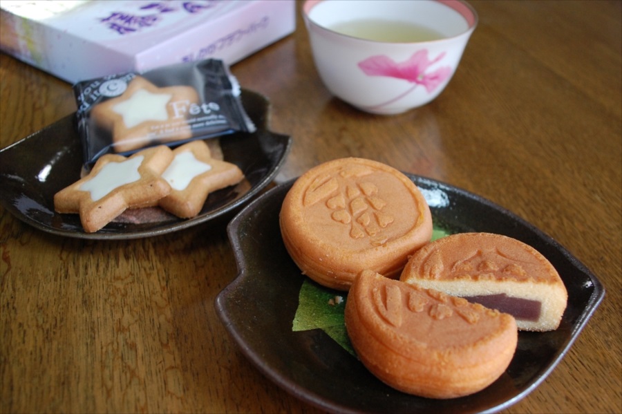  「藤まんじゅう」は、あしかがフラワーパーク内で製造されるオリジナル商品。しっとりとした生地と、甘さ控えめなこしあんの組み合わせで、いくらでも食べることができる 
