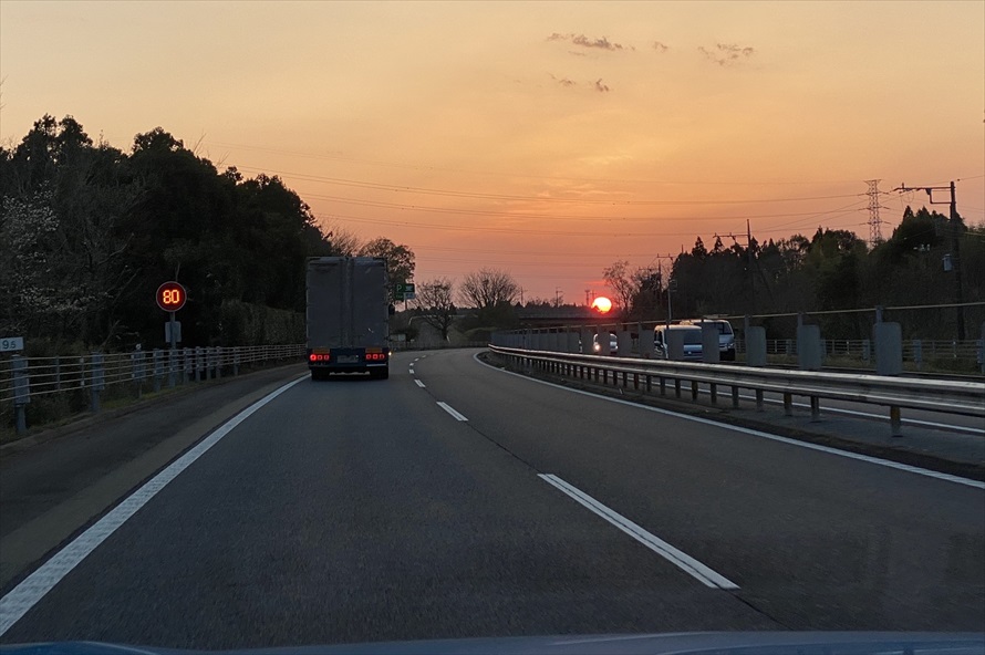 帰り道は夕日に向かってドライブ。疲れや眠気を感じたら、パーキングエリアやサービスエリアで休憩を入れよう 