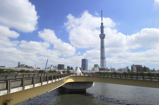 桜橋の先に見えるスカイツリー