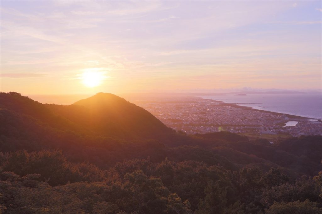 水平線から昇る日の出の神々しさと絶景が味わえる
