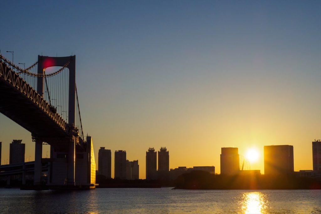 都会の喧騒を忘れさせてくれるような東京湾から昇る日の出