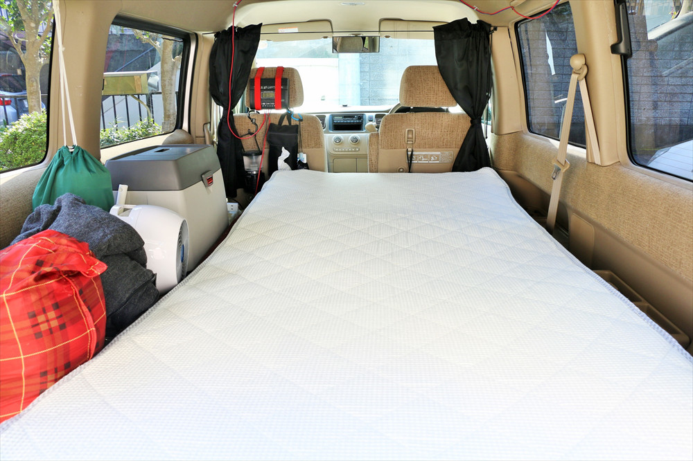  室内高に余裕がある場合はエアベッドで、そうでなければキャンプ用スリーピングマットで凹凸をなくすと快適なベッドスペースが完成する 