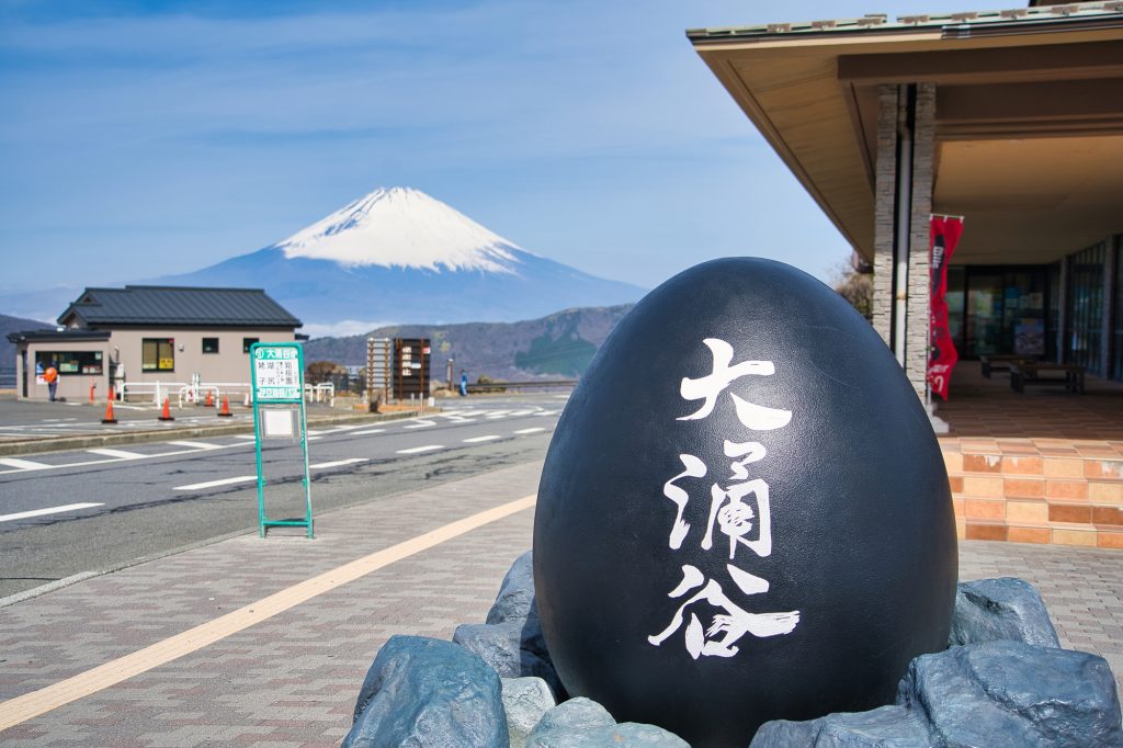 富士山を背景に黒たまごをモチーフにしたモニュメントと撮影できるこの場所は人気のフォトスポット