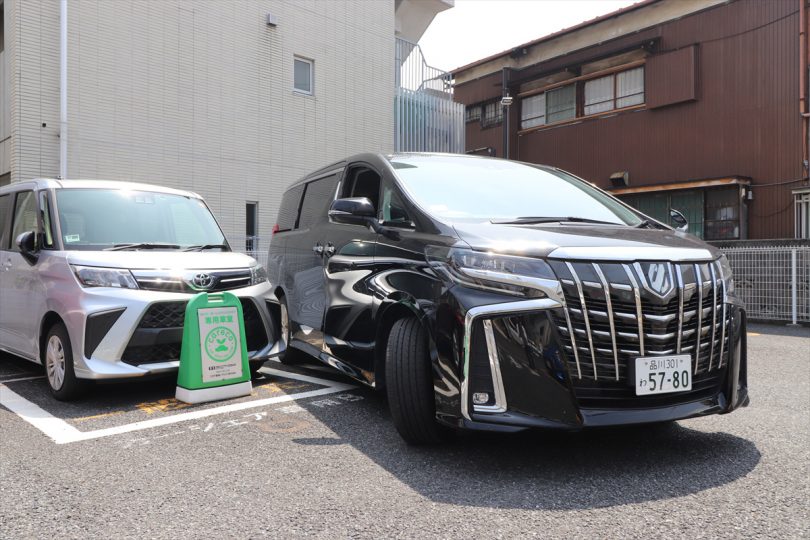 交差点を曲がるときはもちろん、駐車場から出るときにも内輪差に注意しよう