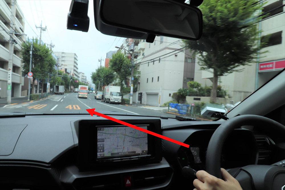 自分が「0」の上を走るようにすると、車線の中央を走れる 