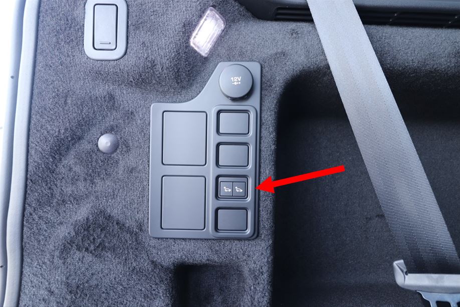 荷室の左側面にあるスイッチで車高を調整する