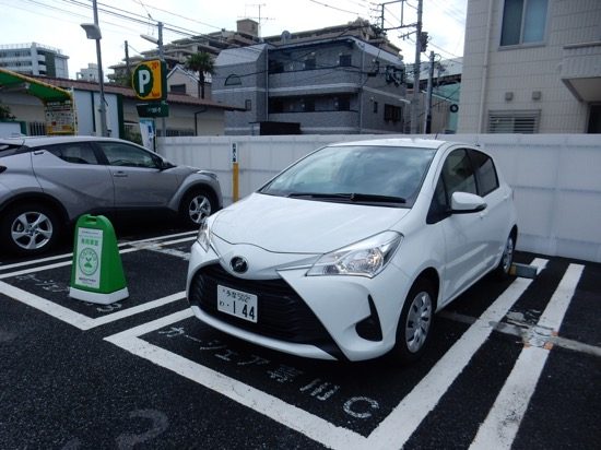 「リパーク国領町3丁目」ステーション内のヴィッツ。女性にも運転しやすいコンパクトカー
