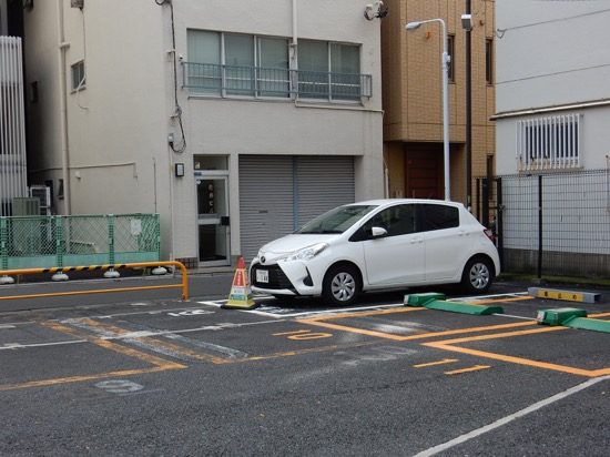 上野駅まで徒歩5分。事前に予約しておけば確実に停められます。