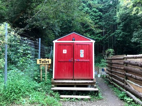 パーク内唯一のトイレは入り口ゲート脇にあります