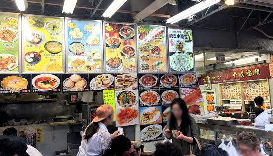 いろいろな国の料理を食べ歩きできるのも「アメ横」の魅力です