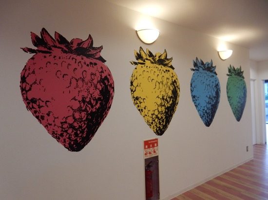 アートないちごが描かれたおしゃれな館内
