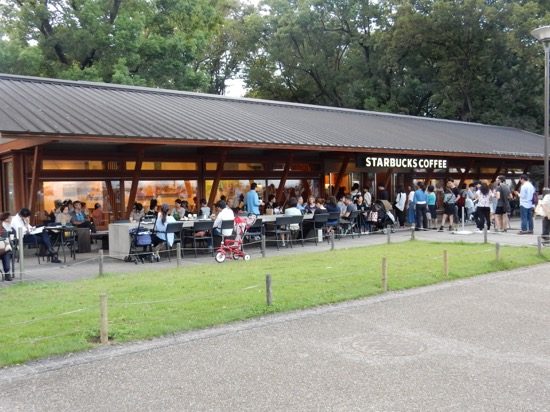 おしゃれな店構えの「スターバックス」