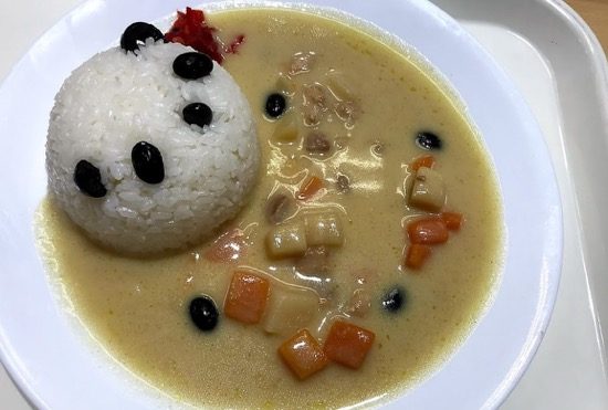 公園内のレストランにはパンダメニューもいっぱい！人気No1.メニュー「カレーdeパンダ」